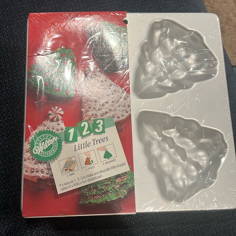 123 Little Trees 4 Cavity Minicake Pan from Wilton 9496